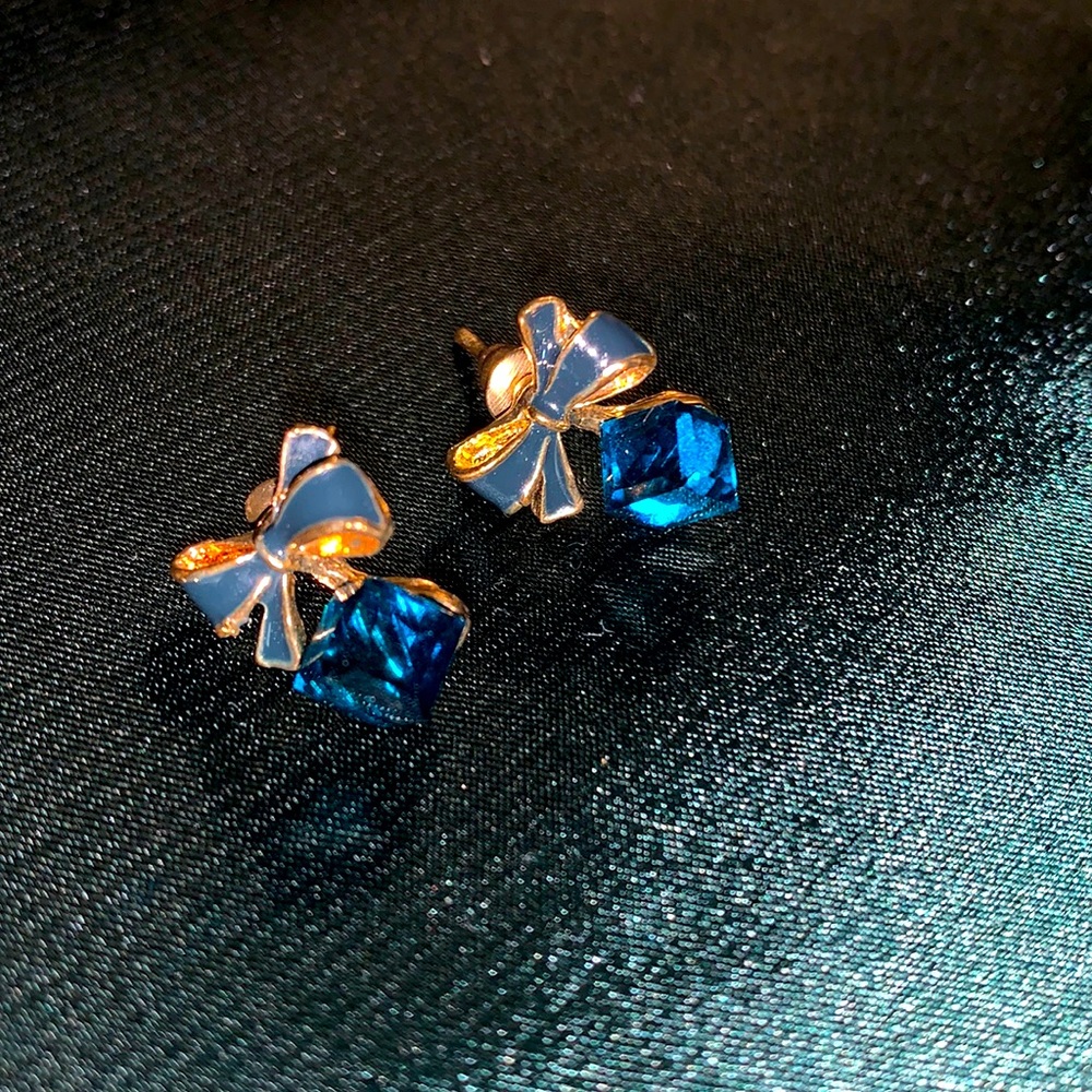 ♥️$5/20♥️ Clear Blue Studs